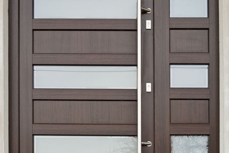 Drzwi antywłamaniowe często wyposażane są w centralne zamki z wielopunktowym ryglowaniem po obwodzie drzwi antywłamaniowe