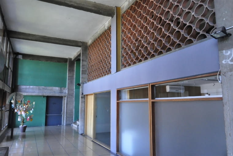 Jednostka Marsylska, proj. Le Corbusier - galeria handlowa, widoczne wyjście na schody przeciwpożarowe oraz drzewko, na którym odwiedzający zostawiają pozdrowienia