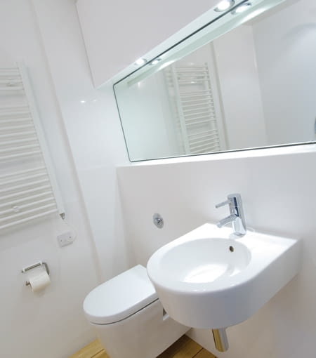 bardzo mała łazienka na parterze Chimney Pot Park