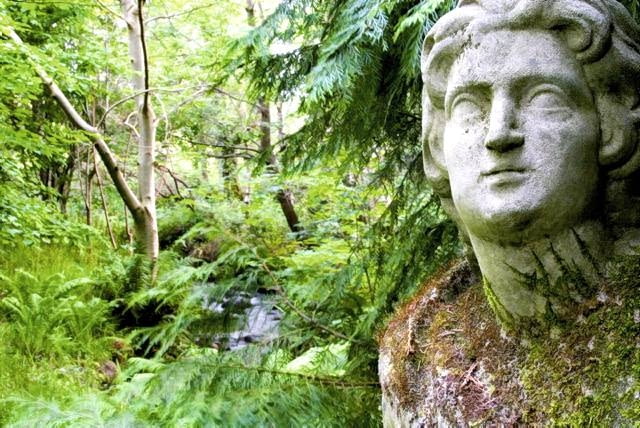 Detal potrafi zmienić wszystko - ustawienie pośród dzikiej roślinności klasycznej rzeźby zamienia fragment leśnej działki z paprociami w wystylizowany ogród