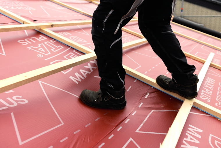 Najnowocześniejszym rodzajem produktów pełniących funkcję warstwy wstępnego krycia są wysokoparoprzepuszczalne folie da