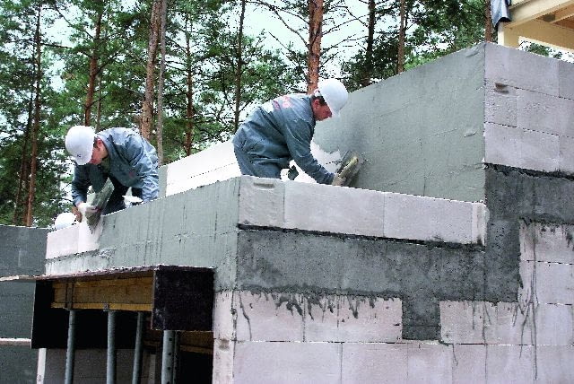 Nakładanie tynku cementowo-wapiennego pocienionego dom jednorodzinny,budowa domu,tynkowanie