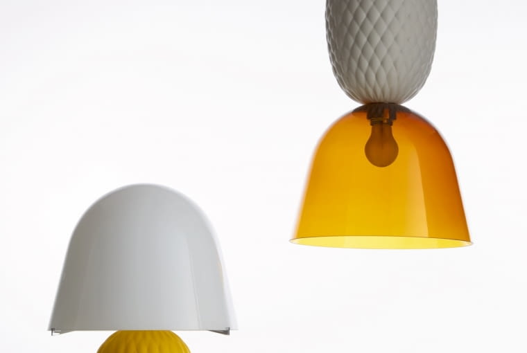 słodki ananas Pineapple nie tylko nazwą, ale przede wszystkim kształtem przypomina egzotyczny owoc. Ceramiczny ananas dostał 'pióropusz' z miodowego szkła. Od 1550 zł, MM Lampadari