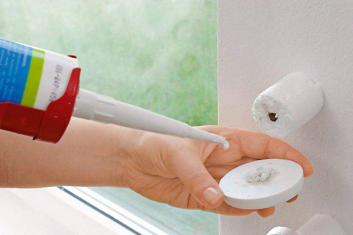 KROK 3. Małe walce mocujemy do ściany, wbijając gwoździe (mniej więcej co 10 cm). Do każdego walca przyklejamy sztukateryjne kółko. KROK 3. Małe walce mocujemy do ściany, wbijając gwoździe (mniej więcej co 10 cm). Do każdego walca przyklejamy sztukateryjne kółko.