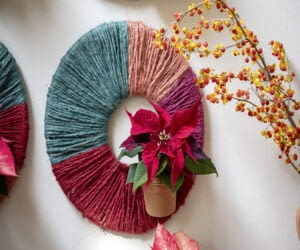 Krok 5: Zawieś gotowe obręcze na ścianie. Wskazówka: użyj małych haczyków lub mocnego sznurka, aby przymocować je do ściany.