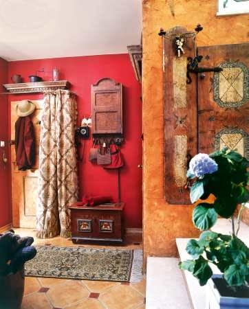 Kotara zawieszona pod dekoracyjnym gzymsem zasłania wieszak z ubraniami. Zarazem dodatkowo odgradza mieszkańców od hałasów z zewnątrz.