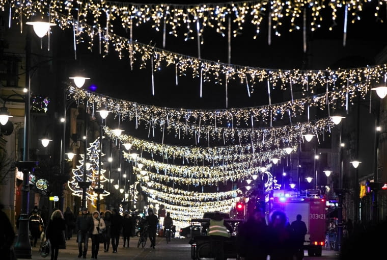 Jarmark bożonarodzeniowy, iluminacja i miejska choinka. Na Piotrkowskiej czuć świąteczną atmosferę 12.12.2014 Lodz , Piotrkowska . Jarmark Bozonarodzeniowy Fot. Malgorzata Kujawka / Agencja Gazeta SLOWA KLUCZOWE: choinka iluminacja swietlna handel slizgawka noc swiatlo boze narodzenie swieta