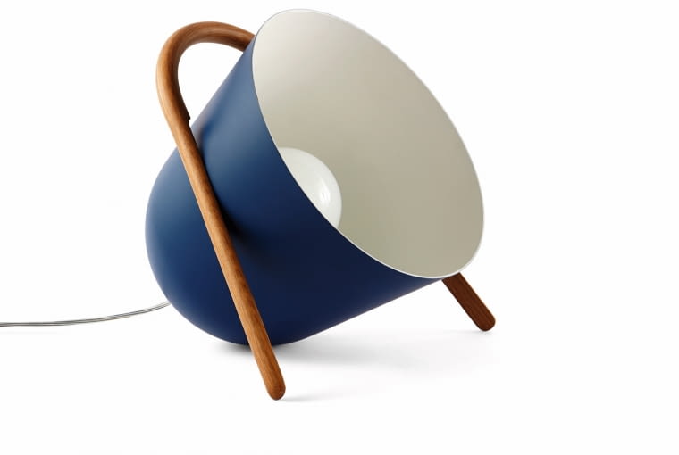 z pomysłem Podłogowa lampa Elma to prosty, ale bardzo oryginalny koncept. Metalowy klosz wstawiono w objęcia drewnianego pałąka. Dzięki niemu można ją łatwo przestawiać. Ok. 1350 zł, Tommaso Caldera/incipitlab.com