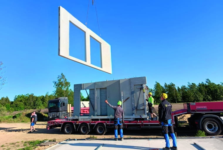 Sprawny i bezpieczny transport elementów domu prefabrykowanego z fabryki na miejsce budowy wymaga starannego planowania, precyzyjnej koordynacji, specjalistycznego sprzętu oraz doświadczonego zespołu Sprawny i bezpieczny transport elementów domu prefabrykowanego z fabryki na miejsce budowy wymaga starannego planowania, precyzyjnej koordynacji, specjalistycznego sprzętu oraz doświadczonego zespołu