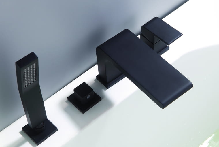 Designerska 4-otworowa czarna bateria z mieszaczem do zamontowania na brzegu wanny pasuje do loftowej łazienki