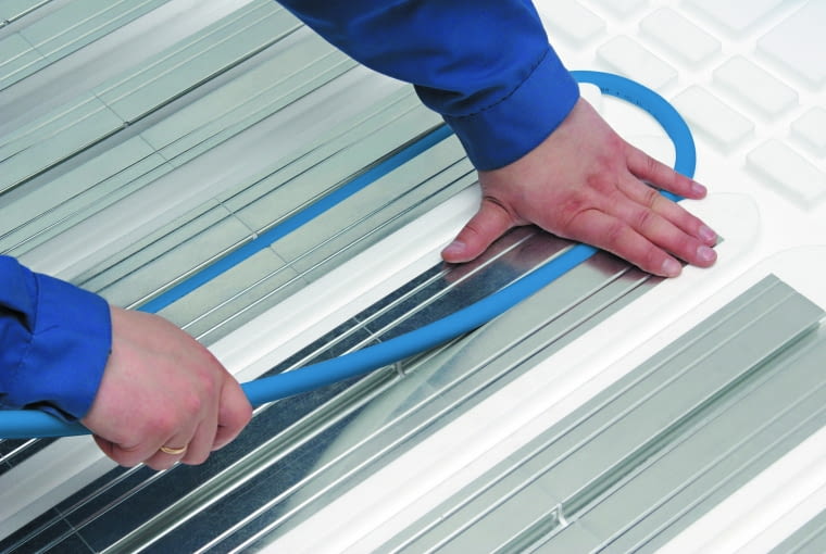 W systemie suchym rury grzewcze układa się w zagłębieniach lameli. Przy zmianie kierunku prowadzenia należy pamiętać o dopuszczalnym promieniu gięcia rury W systemie suchym rury grzewcze układa się w zagłębieniach lameli. Przy zmianie kierunku prowadzenia należy pamiętać o dopuszczalnym promieniu gięcia rury