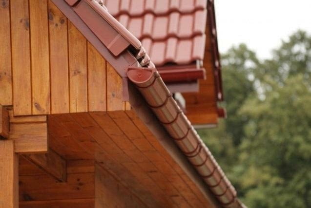 Okap dachowy chroni ściany budynku przed zawilgoceniem wodą opadową okap dachowy, podbitka dachowa, rynny stalowe