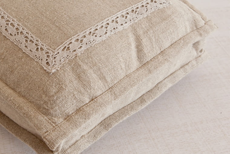 Zara Home - Milano Collection: lniana poduszka dekoracyjna z koronkową tasiemką. Cena: 149 zł (30 x 50 cm). Zara Home, len, pościel z lnu, lniana pościel, lniany obrus, nowości