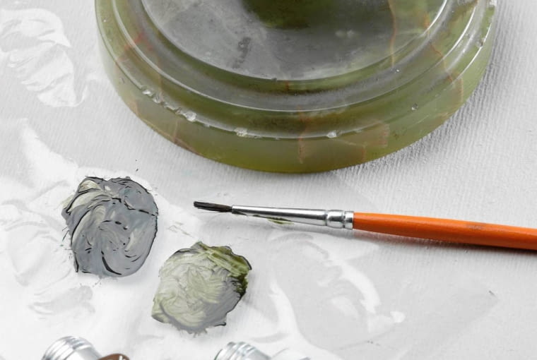 KROK 5. Mieszamy farby do modeliny aż do uzyskania koloru odpowiadającego barwie wazonu, po czym małym pędzelkiem malujemy wypełnienie. NAPRAWA RENOWACJA WAZONU STYLIZACJA MARIANNA BAUMAN FOT. RADOSLAW WOJNAR PUBLIKACJA CZTERY KATY NR 2 (208) - 2 2009 SLOWA KLUCZOWE: NACZYNIA KONSERWACJA - RENOWACJA ZDJĘCIE DO WKŁADKI: PUBLIKACJA CZTERY KATY NR 2 (208) - CZASOPISMA