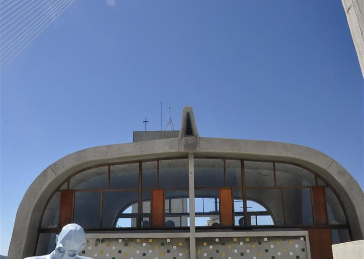 Jednostka Marsylska, proj. Le Corbusier - popiersie Le Corbusiera, gimnazjum i północny komin wentylacyjny