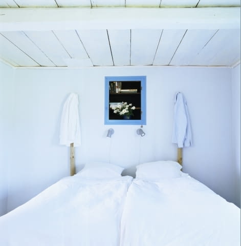 Sypialnia w jasnych kolorach A White Bedroom Sweden --- Image by Peter Carlsson/Etsa/Corbis
