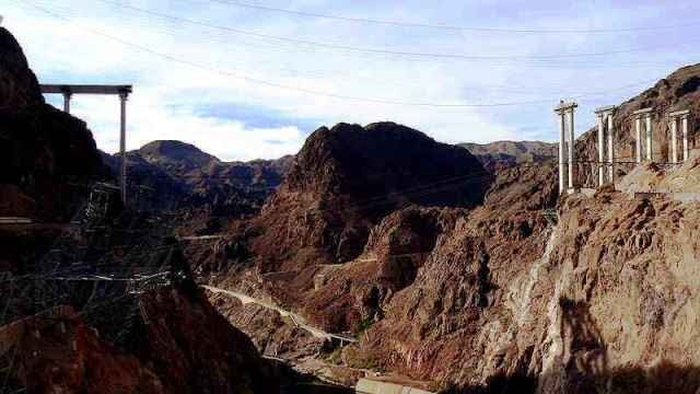 Most Hoover Dam Bypass w USA zostanie ukończony w listopadzie 2010 roku. Odciąży od ruchu samochodowego znajdującą się pół kilometra dalej Zaporę Hoovera konstrukcja, beton, ameryka, usa, most