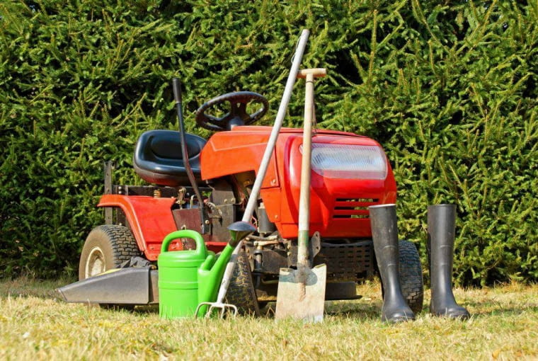 Najlepszym terminem wysiewania trawy jest wiosna, kwiecień i maj oraz późne lato, sierpień i wrzesień Najlepszym terminem wysiewania trawy jest wiosna, kwiecień i maj oraz późne lato, sierpień i wrzesień