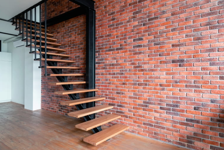 Przestrzenie industrialne to miejsca, w których cegła czuje się najlepiej. Tu ceglane ściany odsłaniają swoją surową urodę Przestrzenie industrialne to miejsca, w których cegła czuje się najlepiej. Tu ceglane ściany odsłaniają swoją surową urodę