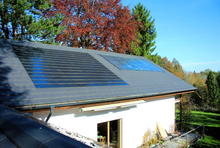 Od 2021 roku coraz popularniejsze będą sposoby ogrzewania domu wykorzystujące prąd pozyskiwany z energii odnawialnej, na przykład przez ogniwa fotowoltaiczne; Budowa domu