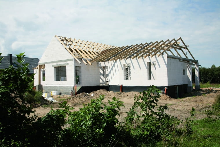 Większość inwestorów wybiera budowę domu w dwóch etapach Stan surowy otwarty