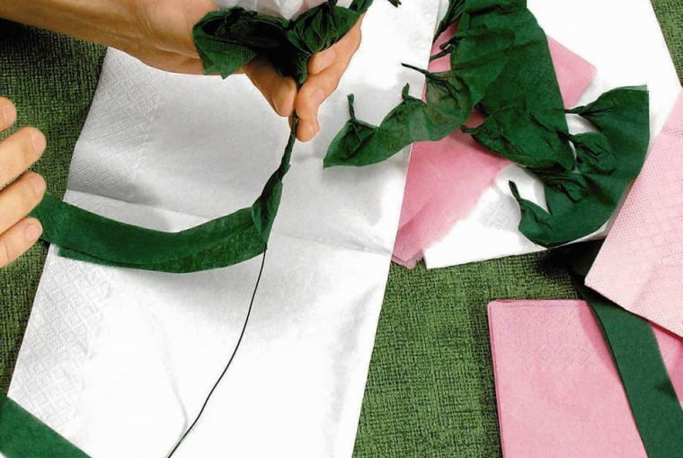 <B>Krok 4.</B> Gotowy kwiat okręcamy u nasady drutem, z którego formujemy także łodygę. Przyklejamy szypułkę, a do niej zielony pasek do owinięcia drutu-łodygi. DEKORACJE ROZA Z BIBULKI WYKONANIE ARANZACJA DOMINIKA MILOBEDZKA FOT. RAFAL LIPSKI PUBLIKACJA CZTERY KATY NR 3 (149) - 3.2004 PUBLIKACJA NASZ PORADNIK NR 1 - 9.2004 SLOWA KLUCZOWE: PLASTYKA ZDJĘCIE DO WKŁADKI: PUBLIKACJA CZTERY KATY NR 3 (149) , PUBLIKACJA NASZ PORADNIK NR 1 - CZASOPISMA