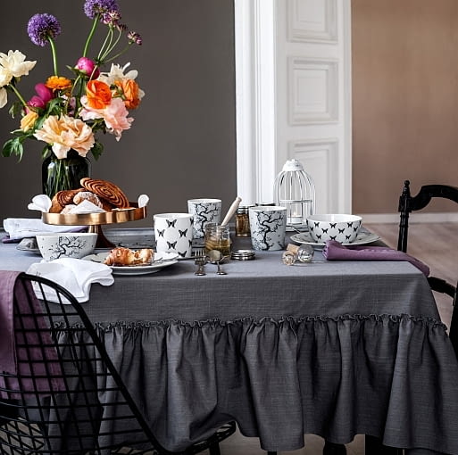 H&M Home: obrus z bawełnianej tkaniny z falbaną na brzegu (145x200 cm). Cena: 129,90 zł. H&M Home, nowości, dodatki, akcesoria, tekstylia