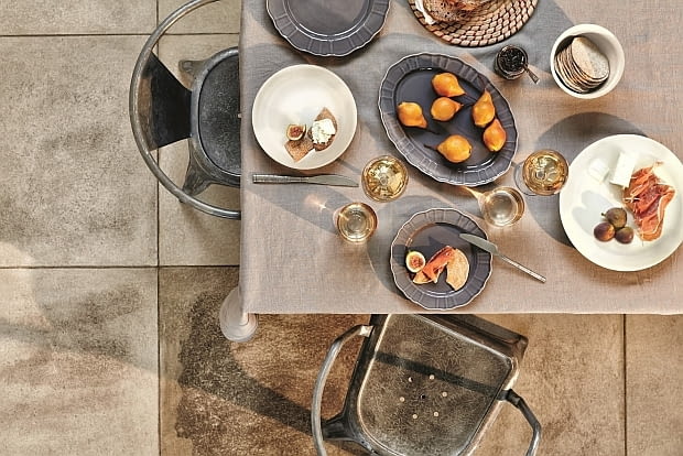 F&F Home: szara ceramika - talerz obiadowy - 11,99 zł; talerz - 7,99 zł; półmisek - 24,99 zł; szklanka - 12,99 zł; kieliszek - 14,99 zł; podkładka - 8,99 zł; zestaw sztućców 24 szt. - 99,99 zł. F&F Home, dodatki, akcesoria, wnętrza, nowa kolekcja, nowości, tekstylia