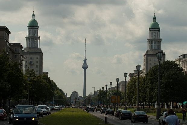 Berlin. Widok wzdłuż alei Karola Marksa na Bramę Frankurcką, w tle wieża telewizyjna na Alexanderplatz.