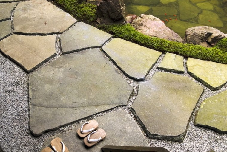 DUŻE KAMIENNE PŁYTY optycznie powiększają przestrzeń