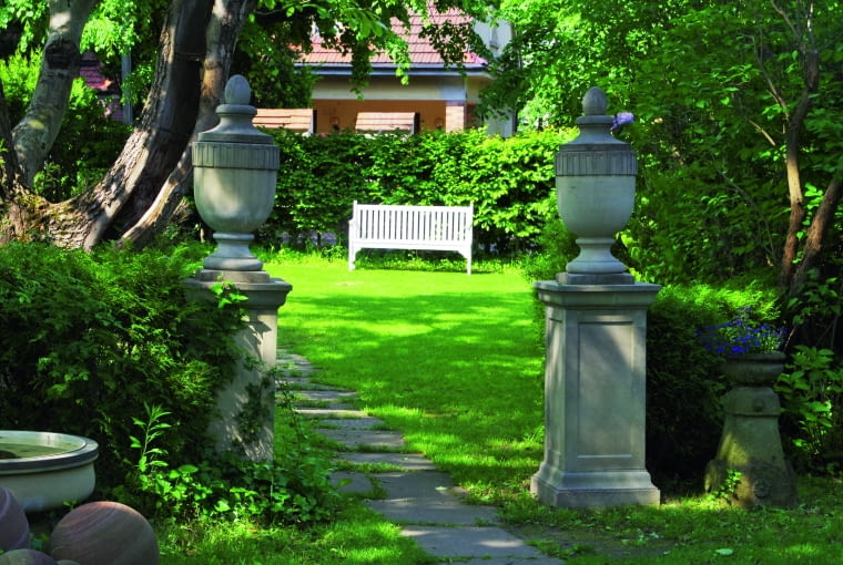 Posągi, donice, zegary słoneczne, rzeźby... Detale dekoracyjne z kamienia, metalu czy szkła dopasujemy do ogrodów klasycznych, rustykalnych i nowoczesnych