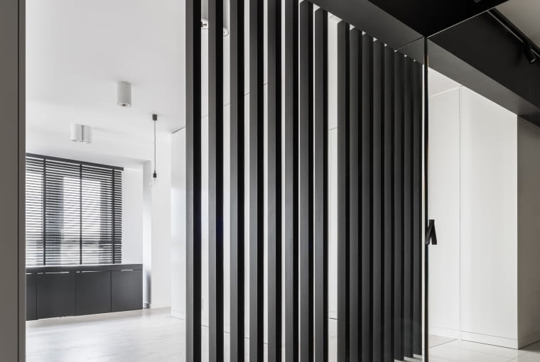 Ażurowa przegroda w czarnym kolorze