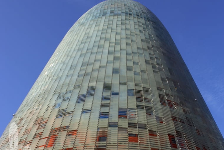 Torre Agbar wznosi się na wysokość 144 metrów, posiada 38 kondygnacji, w tym cztery podziemne, co czyni go to trzecim co do wielkości budynkiem w Barcelonie. jean nouvel, herzog and de meuron, antonio gaudi, top 10, santiago calatrava, barcelona, hiszpania, architektura