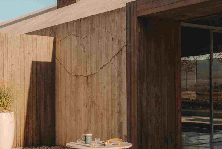 Wysokiej jakości drewno, naturalne tkaniny i funkcjonalne wzornictwo łączą się z akcentami kolorystycznymi, tworząc przestrzenie o wyjątkowej atmosferze.