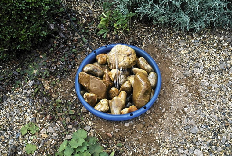 źródełko WATER FEATURE STEP-BY-STEP: PUMP PLACED ON TOP OF BRICKS INSIDE THE BLUE PLASTIC BUCKET SLOWA KLUCZOWE: 000 BLUE BRICKS BUCKET FEATURE FOUTAIN INSIDE PLACED PLASTIC PUMP STEP-BY-STEP TOP WATER draussen quer Sommer Stepabfolge Praxis Gr ser Kiesgarten Kies Wasserspiel Wasser Eimer blau Plastik Pumpe Beet Garten