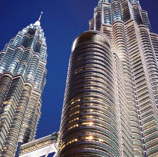 Petronas Towers, Kuala Lumpur, fot. Ángel Riesgo Martinez i (Wikimedia, CC BY-SA 2.0) Petronas Towers, Kuala Lumpur, fot. Ángel Riesgo Martinez i (Wikimedia, CC BY-SA 2.0)