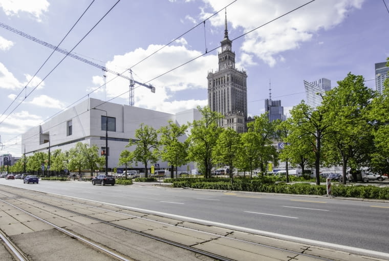 Budynek Muzeum Sztuki Nowoczesnej w Warszawie, widok od ulicy Marszałkowskiej.