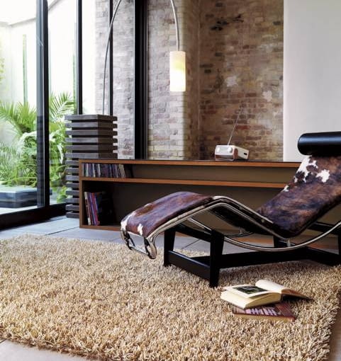 Podłogę z płyt kamiennych lub ceramicznych można ocieplić, układając ją na ogrzewaniu podłogowym albo okrywając grubym dywanem