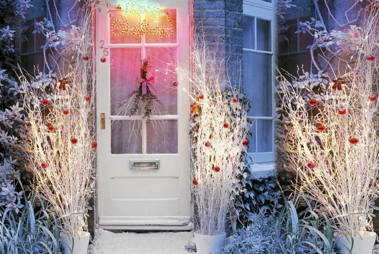 05 Mar 2010 --- Front door with Christmas decorations --- Image by Duchars, Dan/the food passionates/Corbis SLOWA KLUCZOWE: Christmas decorated decoration door dwelling garden house nobody seasons snow winter