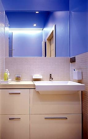 LAZIENKA STYLIZACJA DOROTA KARPINSKA FOT. ALEKSANDER RUTKOWSKI PUBLIKACJA CZTERY KATY NR 11 (146) - 11.2003 DO JEDNORAZOWEJ PUBLIKACJI