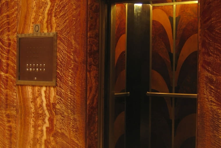 Wieżowiec Chrystler Building w Nowym Jorku - windy