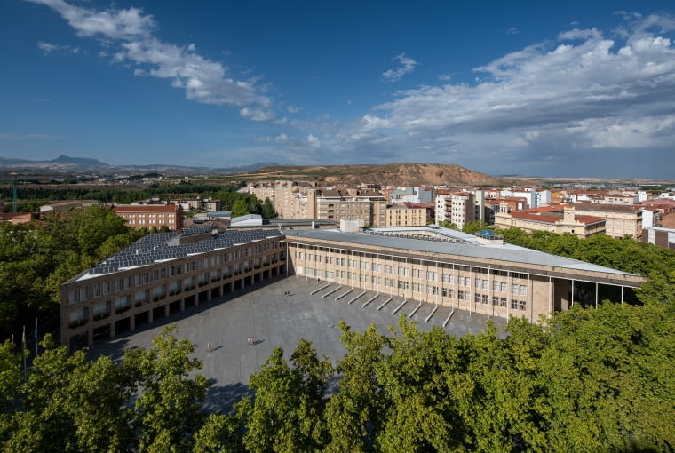 Ławki dla placu ratuszowego w Logrono