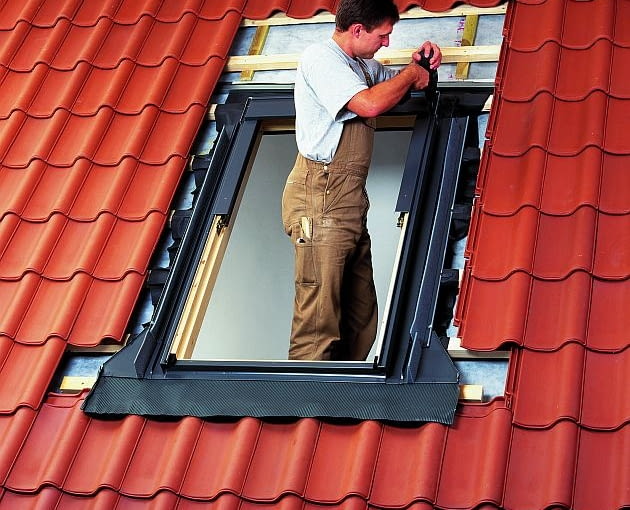 Koszt montażu jest niższy, gdy nie trzeba wymianów montaż okna dachowego, okna dachowe
