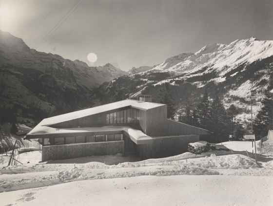 Rentsch House, 1964 To szczególny dom w dorobku Neutry, bo jedyny, który nie ma płaskiego dachu. Bynajmniej zatwardziały modernista nie dokonał tutaj wolty, po prostu miejscowi planiści nie zgodzili się na budowę domu bez wysokich szczytów. Jednak absolutnie nie zaszkodziło to budynkowi, który powstał na obrzeżach Wengen. Urzekające jest położenie willi, z jej okien i tarasów można podziwiać imponujący widok na górskie pasmo Eiger-Mönch-Jungfrau. Budynek powstał dla zamożnego biznesmena Fritza Rentscha. richard neutra, niemcy, modernizm, szwajcaria, wystawa, dom jednorodzinny