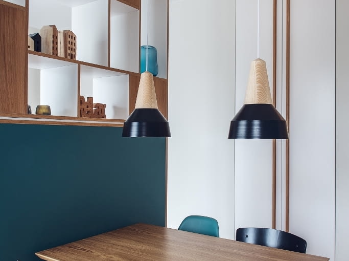 W jadalni króluje skandynawskie wzornictwo. Lekki, drewniany stół Ton Jutland otaczają różne krzesła, w tym turkusowe słynne Plastic Chair zaprojektowane w 1950 r. przez Ray & Charlesa Eamsów. Całości dopełniają drewniano-metalowe lampy Eikon Basic, które wprowadzają dodatkowo lekko industrialny klimat.