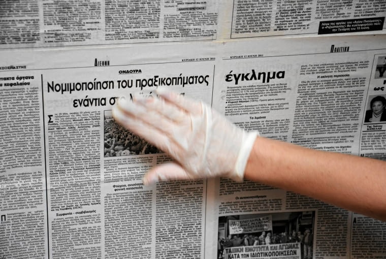 KROK 3. Kolejne kartki przyklejamy z góry na dół, na zakładkę (nachodząc białymi marginesami). Każdą wygładzamy ręką od środka do&#8200;brzegów, usuwając spod papieru powietrze.