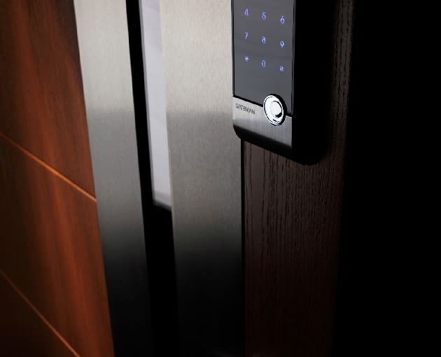 Klawiatura numeryczna pozwala obsługiwać zamek za pomocą kodu cyfrowego. zamek drzwi wejściowe