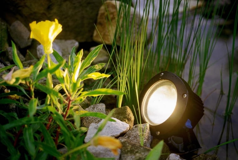 Lampy ogrodowe do dekoracyjnego podświetlania roślin: reflektor... LAMPA REFLEKTOR SWIATLO OSWIETLENIE JEZIORKO WODA STAW ZBIORNIK WODNY OCZKO WODNE