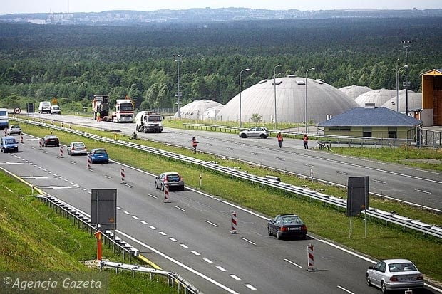 Co kryje 13 białych kopuł przy autostradzie A-4? Pewnie nie jeden z nas zadawał sobie to pytanie jadąc z Krakowa w kierunku Katowic. Dawne budynki RMF Media Complex w pobliżu Alwerni mieszczą dziś supernowoczesną wytwórnię filmową Alvernia Studios. Zobacz jak wygląda w środku to kosmiczne miasteczko, zaprojektowane zostało przez Yuma Invest, An Archi Group i NS MoonStudio. 07.07.2007 BUDYNKI RMF PRZY AUTOSTRADA A4 NA WYSOKOSCI MIEJSCOWOSCI RUDNO , FOT. PAWEL PIOTROWSKI / AGENCJA GAZETA