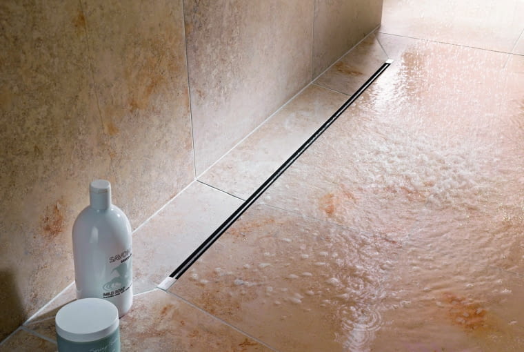 Stosując odwodnienie liniowe, nie ma konieczności wykonywania  dodatkowych konstrukcji typu cokoliki czy progi, wystarczy niewielki spadek i odpływ o odpowiedniej długośc